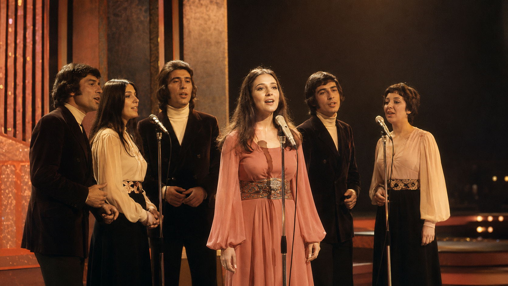 Mocedades, con Amaya Uranga al frente, en una recreación del escenario de Eurovisión 1973