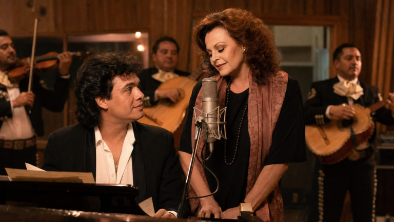 Juan Gabriel y Rocío Dúrcal en un estudio con mariachi, en una escena inspirada en Amor eterno
