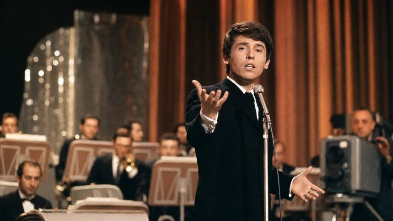 Raphael con 22 años durante una recreación del escenario de Eurovisión 1966